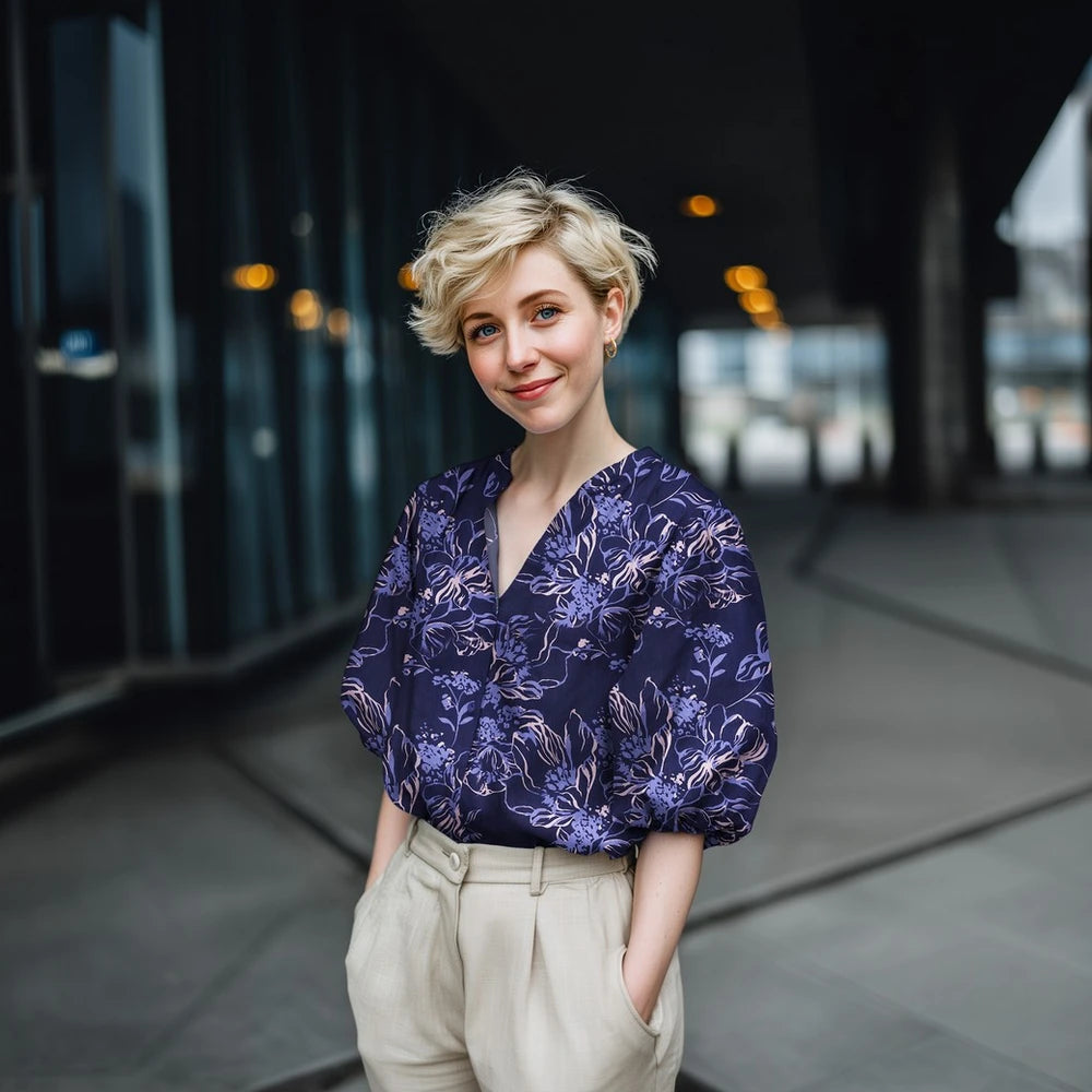 Satinierte Baumwoll-Popeline mit Blumenmuster in Braun, Blau und Creme
