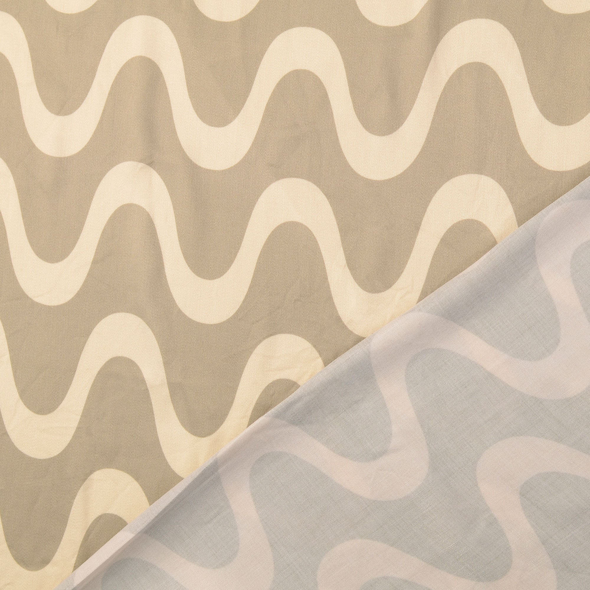 Fließender Satin Stoff in Sand mit Wellenmuster