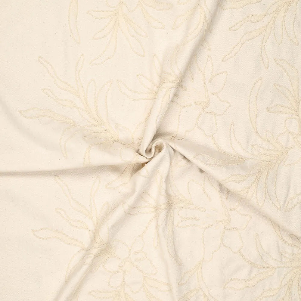 Naturfarbener Jeansstoff aus 100% Baumwolle mit dekorativer Stickerei in robuster Denim Qualität als Meterware