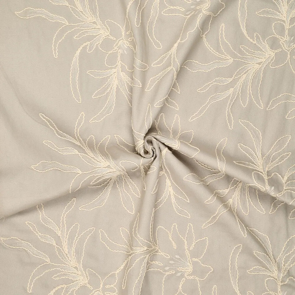 Sandbeiger Jeansstoff aus 100% Baumwolle mit dekorativer Stickerei in robuster Denim Qualität als Meterware