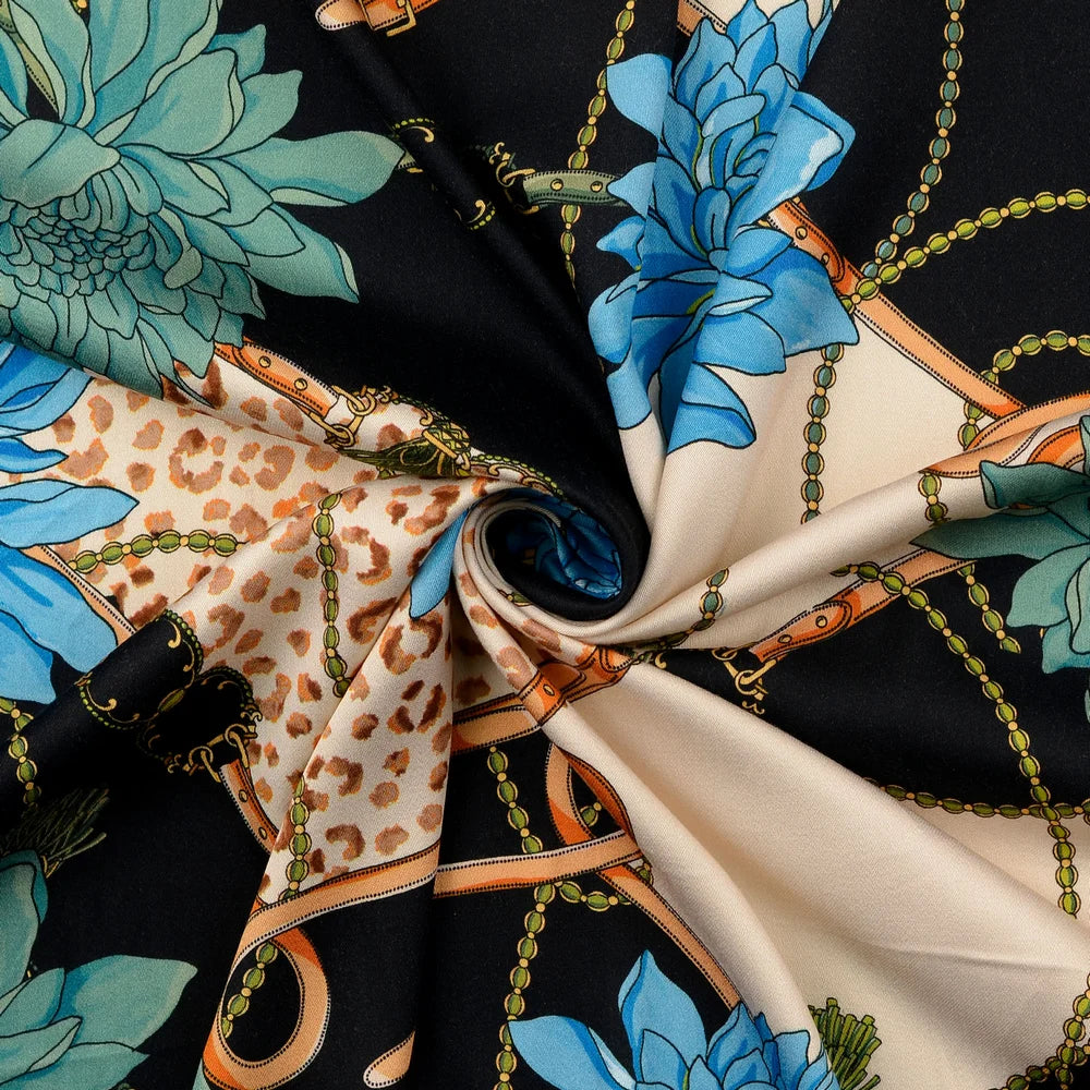 Viskosesatin in Petrol mit blauen Blumen, Ketten und Animalprint