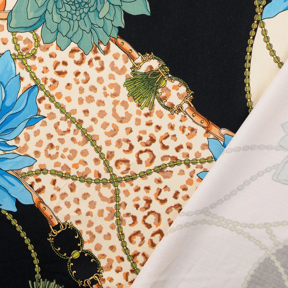 Viskosesatin in Petrol mit blauen Blumen, Ketten und Animalprint