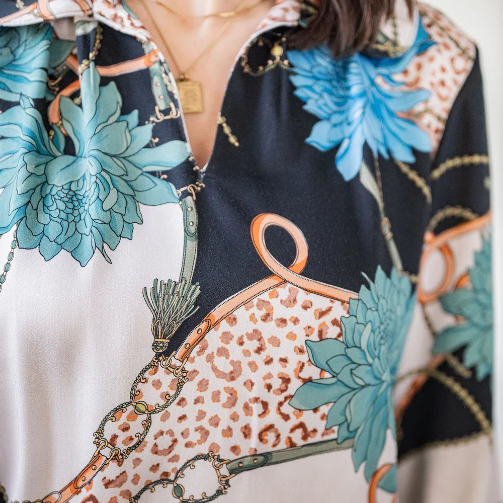 Viskosesatin in Petrol mit blauen Blumen, Ketten und Animalprint