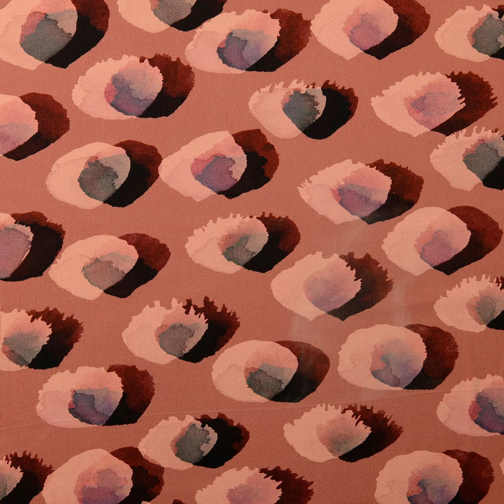 Viskosesatin mit abstrakten Aquarell-Tupfen in Weinrot, Rosé und Schwarz