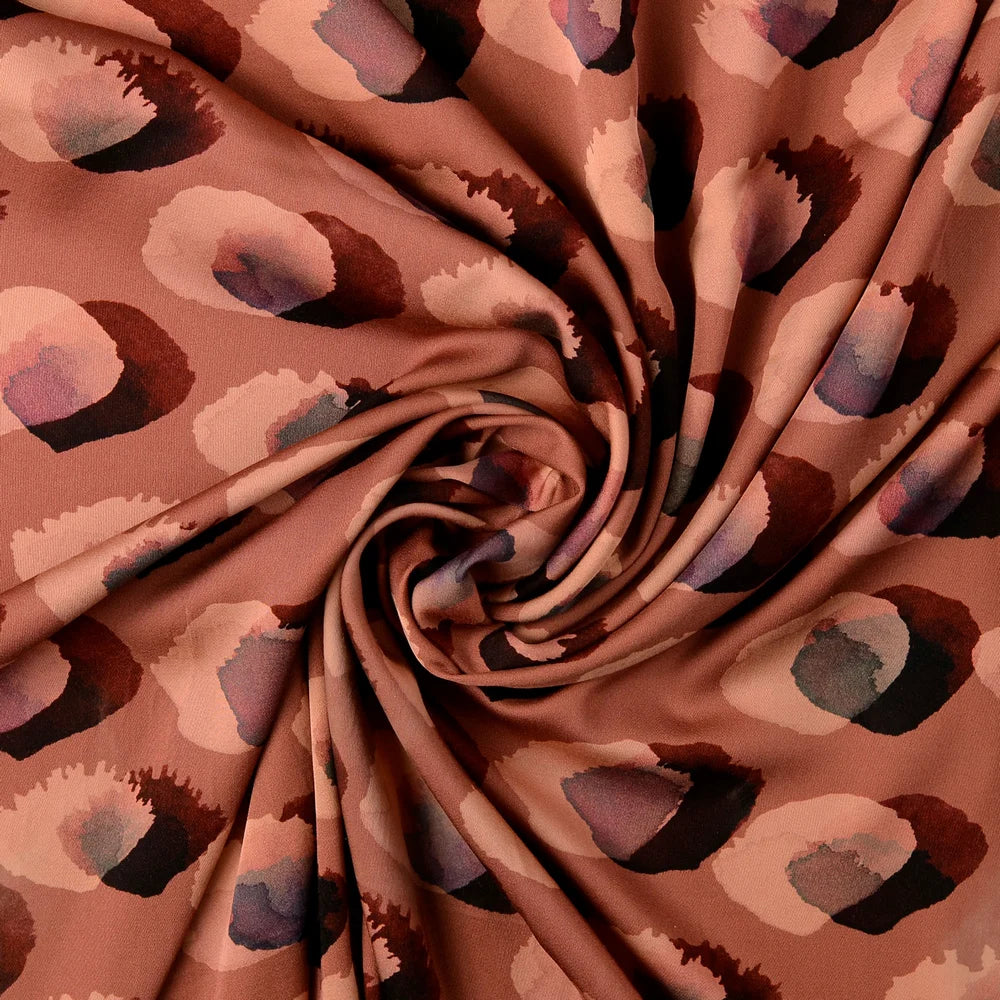 Viskosesatin mit abstrakten Aquarell-Tupfen in Weinrot, Rosé und Schwarz