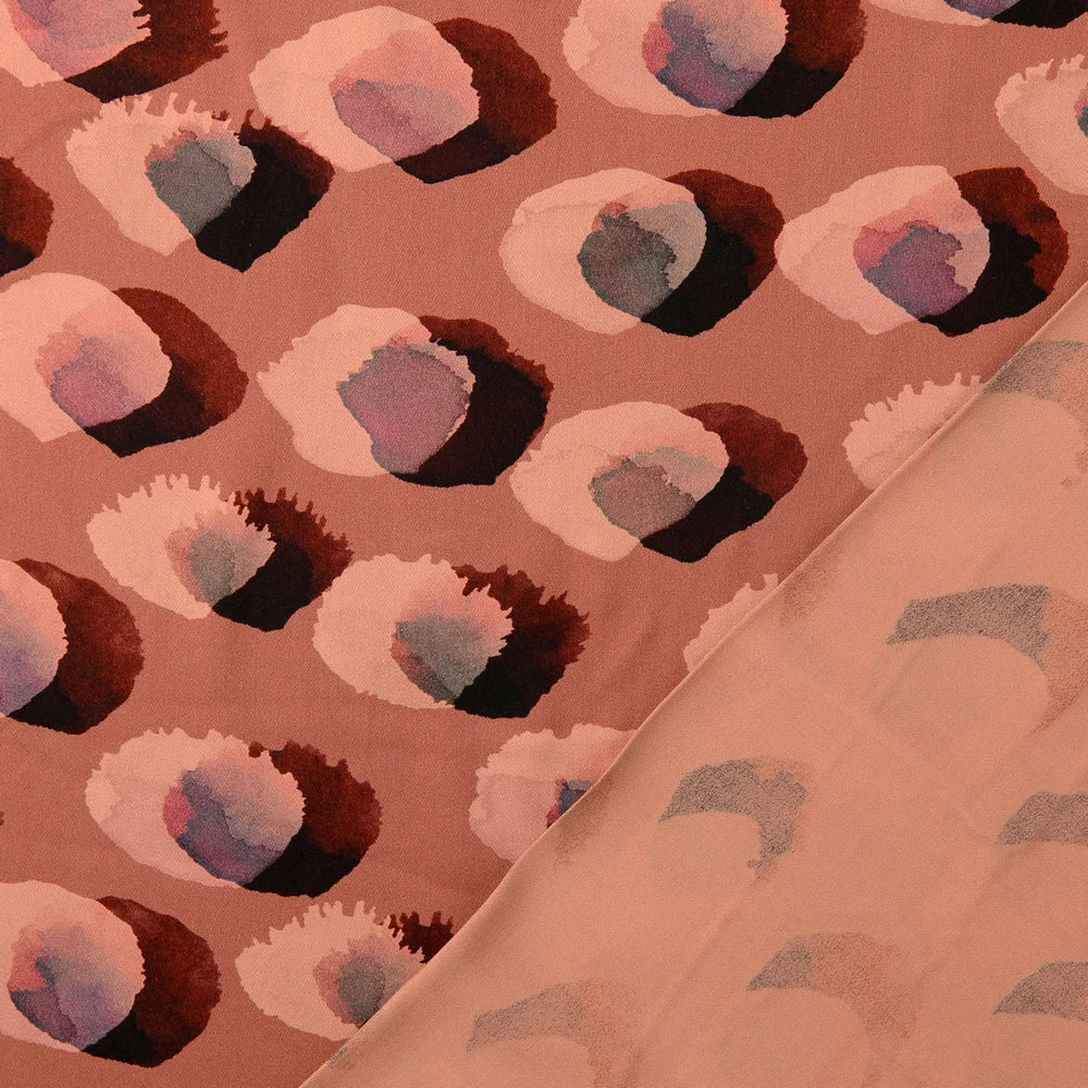Viskosesatin mit abstrakten Aquarell-Tupfen in Weinrot, Rosé und Schwarz