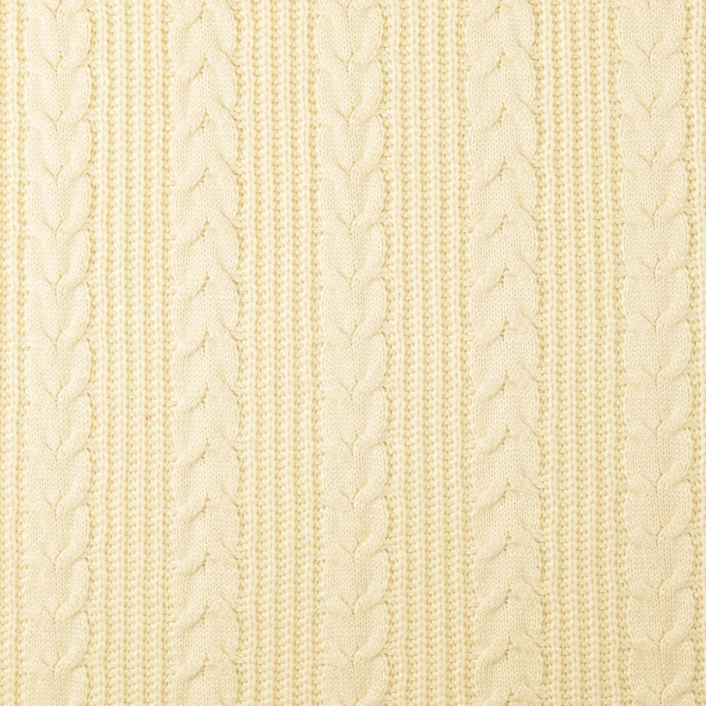 Weicher cremefarbener Strickstoff mit klassischem Zopfmuster