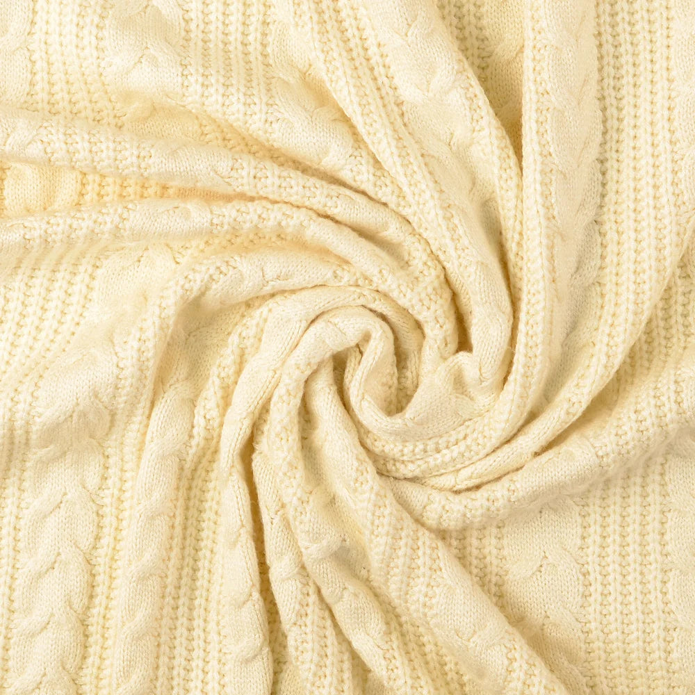 Weicher cremefarbener Strickstoff mit klassischem Zopfmuster