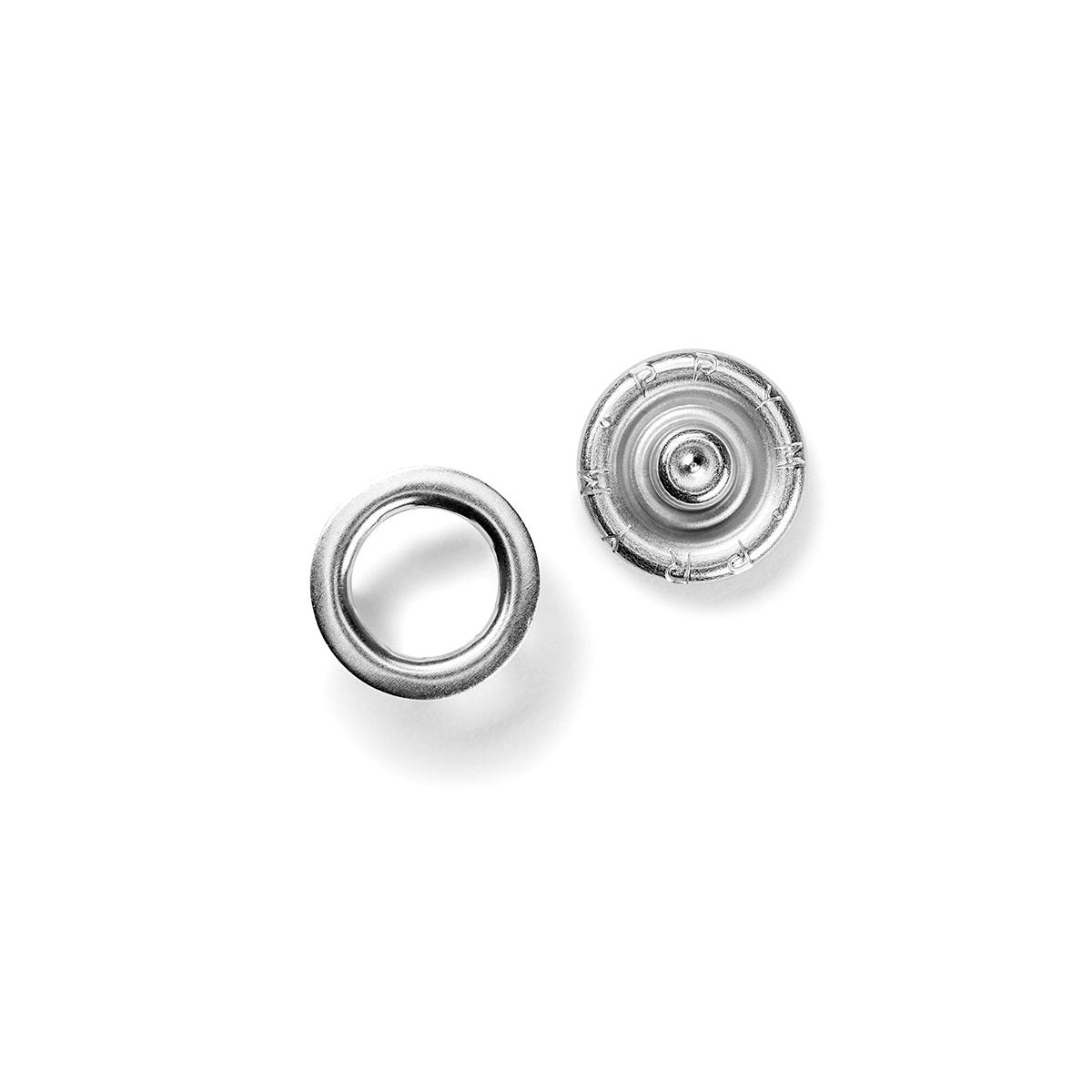 Nahaufnahme Prym Jersey-Druckknopf 10 mm in Silber – Detail des Zackenrings und der Knopfstruktur