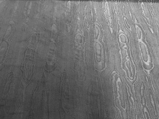 Moirée Taft in Schwarz, changierender Glanz, 100% Polyester, 150 cm breit – Einzelstück für Abendmode und Deko.