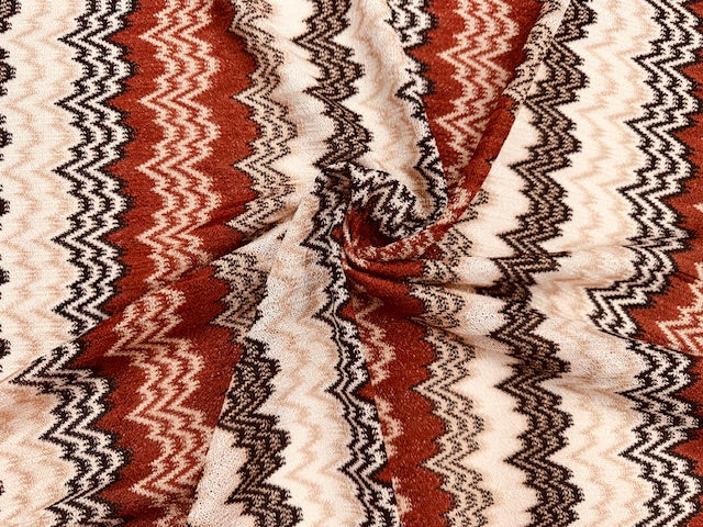 Zackenstrick Stoff in Rost, Beige und Ecru, 100% Polyester, 140 cm breit, gemusterter Strickstoff für Pullover und Cardigans.