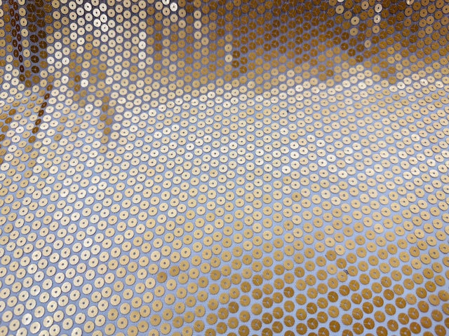 Pailletten Tüllstickerei in Gold, glitzernder Stoff, 100% Polyester, 105 cm breit – ideal für festliche Kleider und Dekoration.