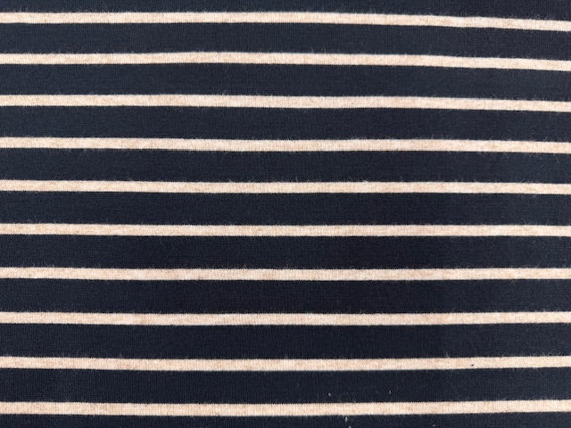 Jacquard-Strickstoff mit beige-schwarzen Streifen, leicht angeraut und aufgerollt dargestellt