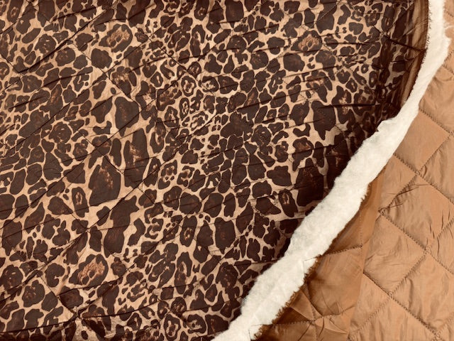 Brauner Steppstoff mit Leo-Muster, gefüttert und leicht wattiert, zusammengelegt in Nahaufnahme