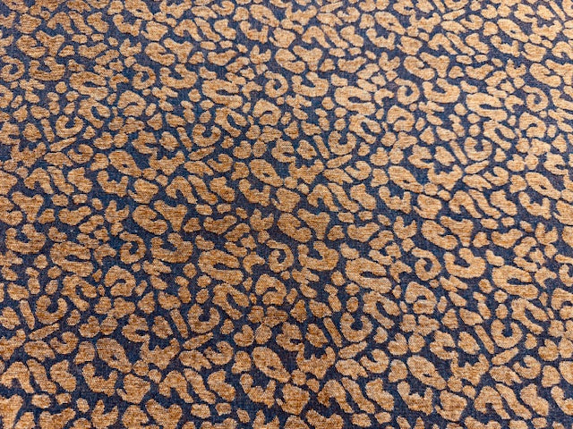 Chenille-Jeansstoff in Blau-Braun mit Leo-Muster, schwere Qualität, zusammengerollt und in Nahaufnahme sichtbar