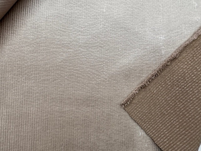 Beschichteter Cordstoff in Taupe, mit feiner Rippenstruktur und leichtem Glanz, aufgelegt zur Nahaufnahme