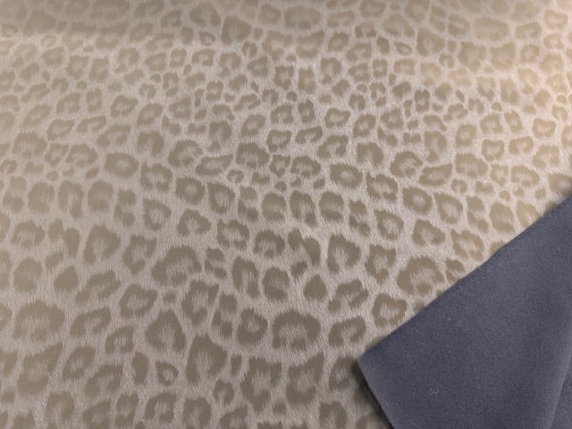 Elastischer Softshell-Stoff in Khaki mit dezentem Leo-Muster, weich und wetterfest, Nahaufnahme