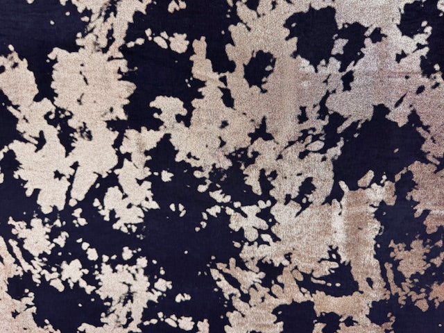 Schwarzer Satinstoff mit Golddruck, glänzend und leicht fließend, Nahaufnahme