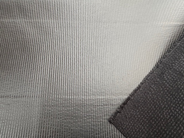 Beschichteter Cordstoff in Schwarz, mit feiner Rippenstruktur und leichtem Glanz, aufgelegt zur Nahaufnahme