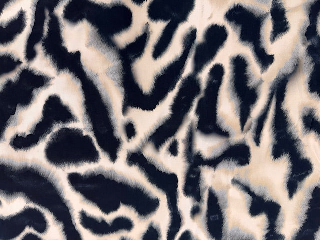Elastischer Viskose-Satin in Schwarz/Ecru mit Animalprint, weich und fließend, Nahaufnahme