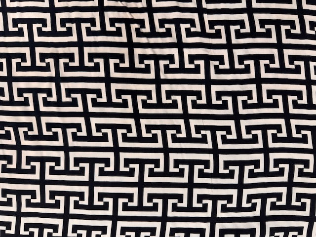 Schwarzer Satin-Druckstoff mit Ecru-Muster, weich fallend, Nahaufnahme