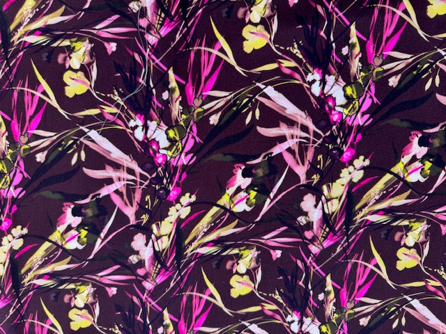 Viskose-Satinstoff in Beerry mit floralem Muster, weich fallend, Nahaufnahme