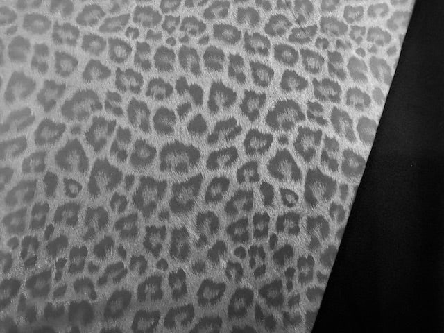 Elastischer Softshell-Stoff in Taupe mit dezentem Leo-Muster, weich und wetterfest, Nahaufnahme