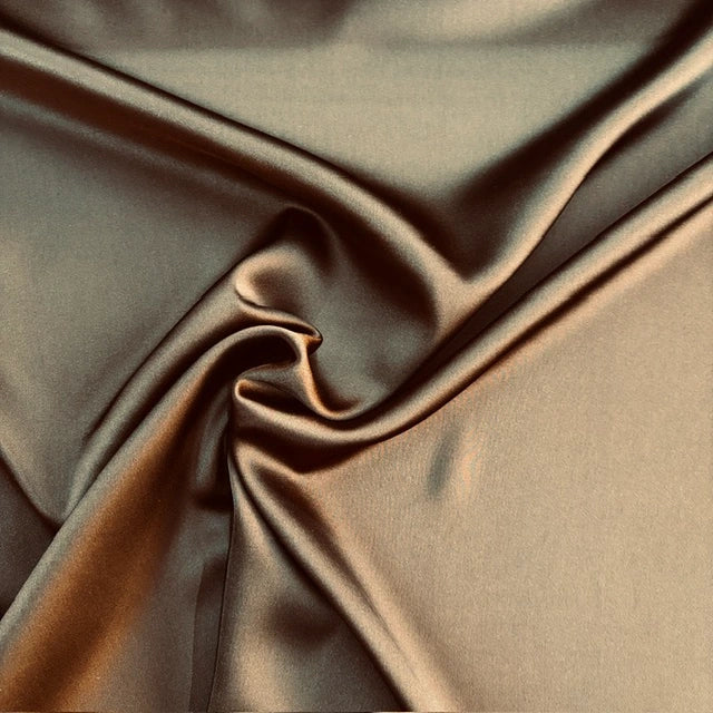 Glänzender Stretchsatin in warmem Braun mit elegantem, fließendem Fall