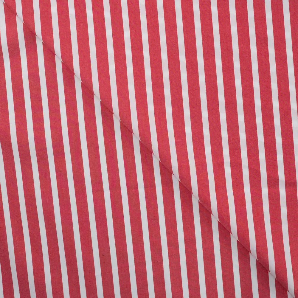 Gestreifter Popeline Stretch Stoff in Rot – leichter elastischer Stoff für Hemden und Blusen.