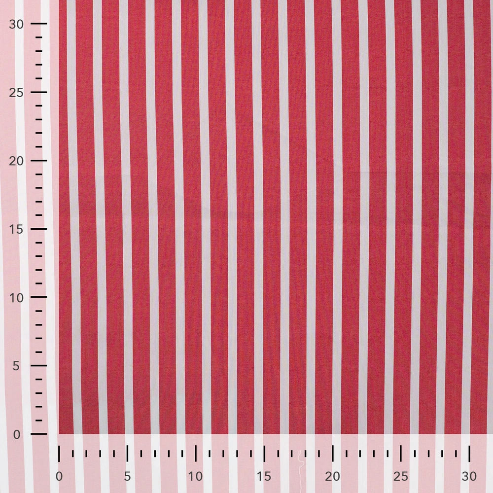 Gestreifter Popeline Stretch Stoff in Rot – leichter elastischer Stoff für Hemden und Blusen.