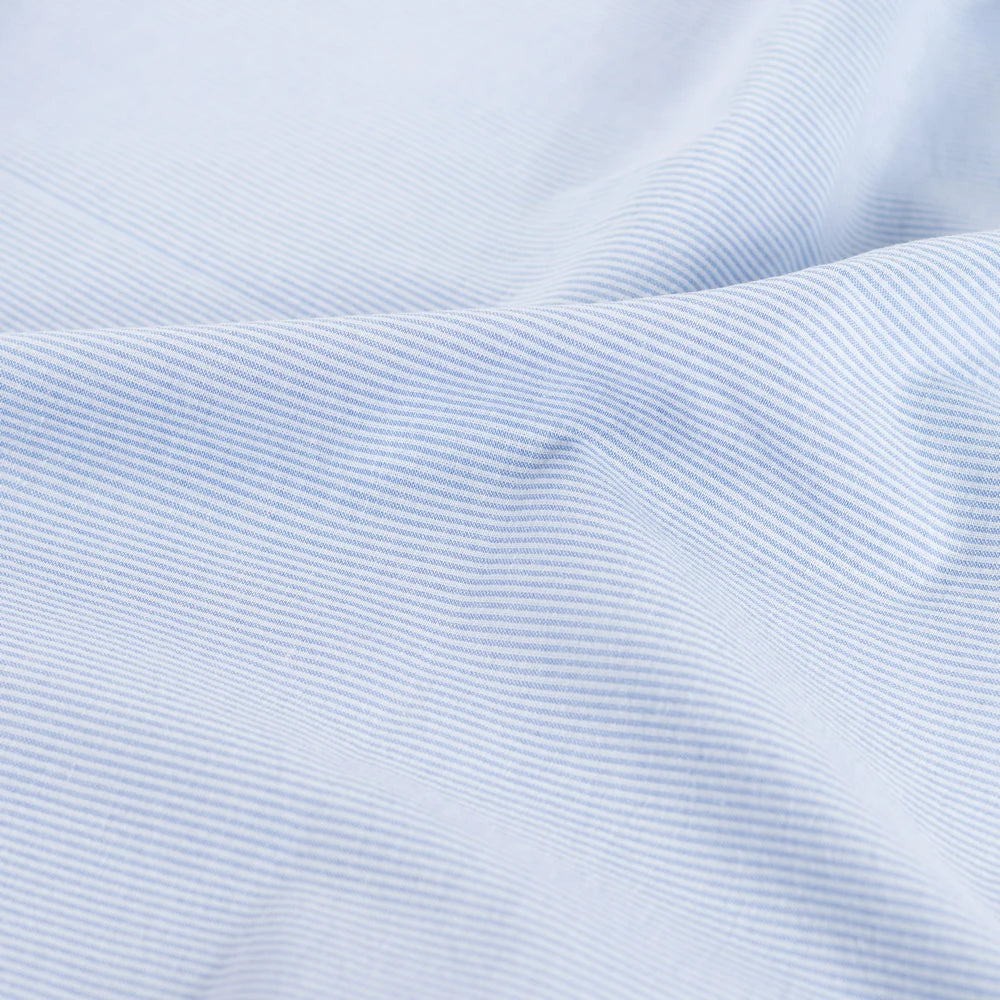 Hellblauer Baumwollstoff mit feinen Mini-Streifen für leichte Bekleidung