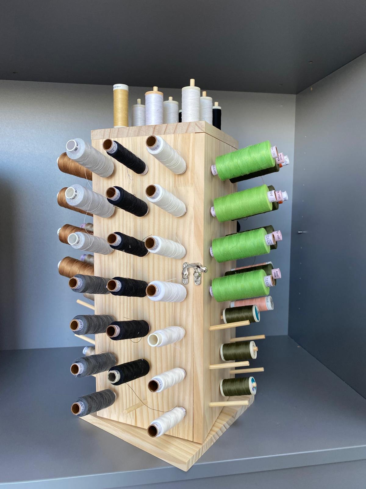 Garnrollenhalter aus Holz drehbar mit 93 Plätzen für Nähgarn