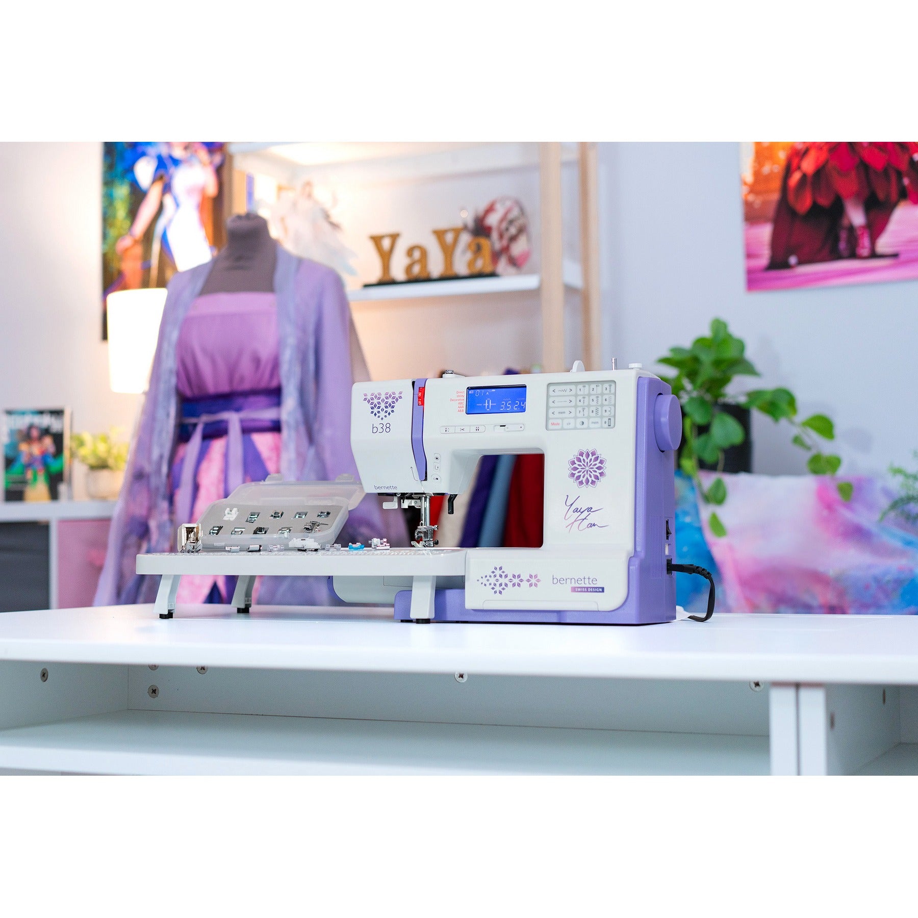 bernette b38 Yaya Han Edition – exklusive Computernähmaschine, Frontansicht