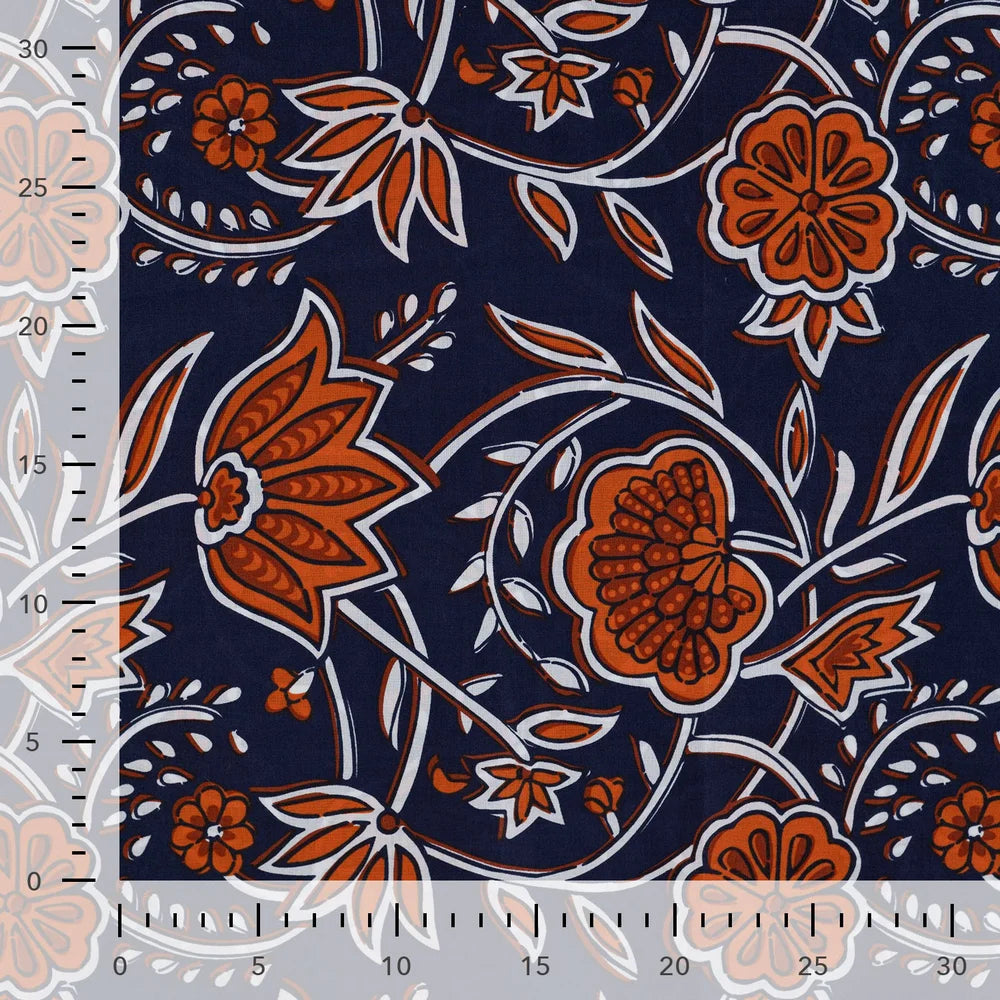 Leichter Cotton Voile Baumwollstoff mit Blumenmuster in Marine für Blusen und Sommerkleidung